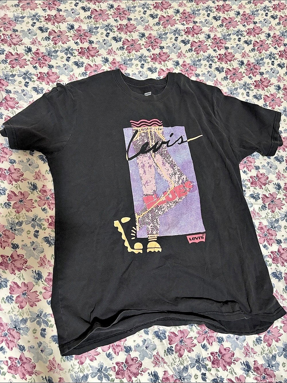 Levi's Relaxed Tee Graphic Tee in Black Size Medium